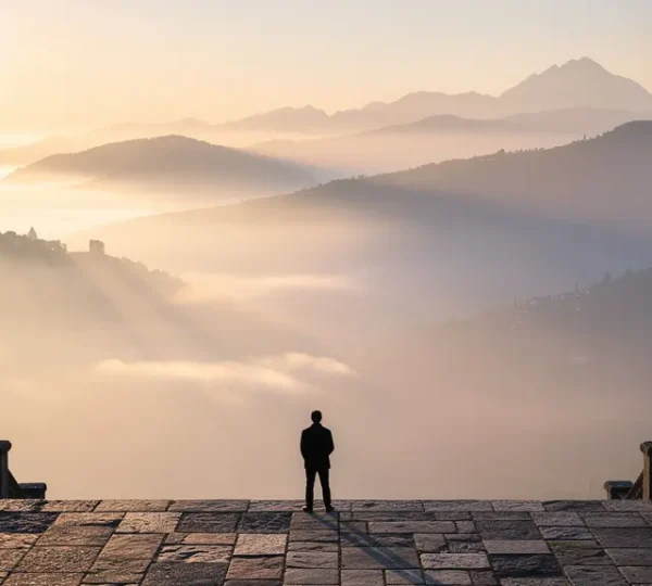 Lever de soleil sur un monument emblématique avec une seule silhouette contemplative face au paysage
