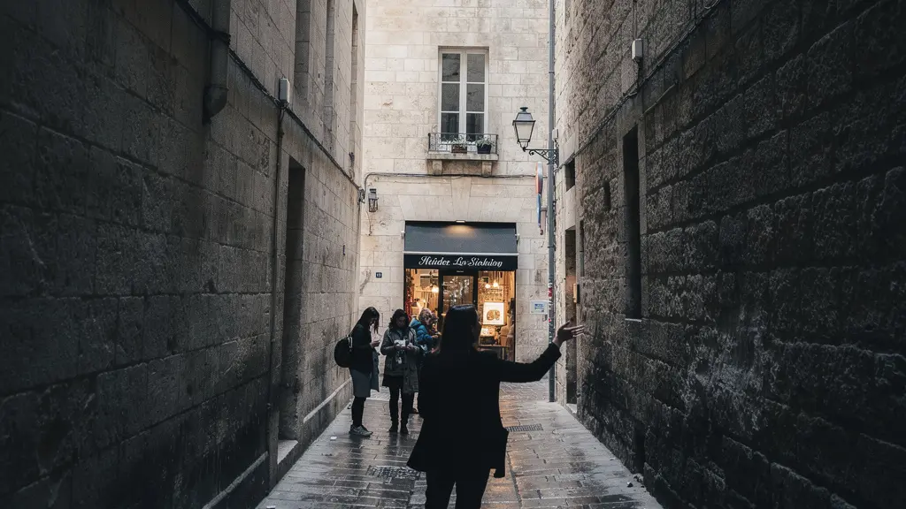 Un guide local menant un petit groupe dans une ruelle étroite vers un restaurant caché, atmosphère intime et authentique